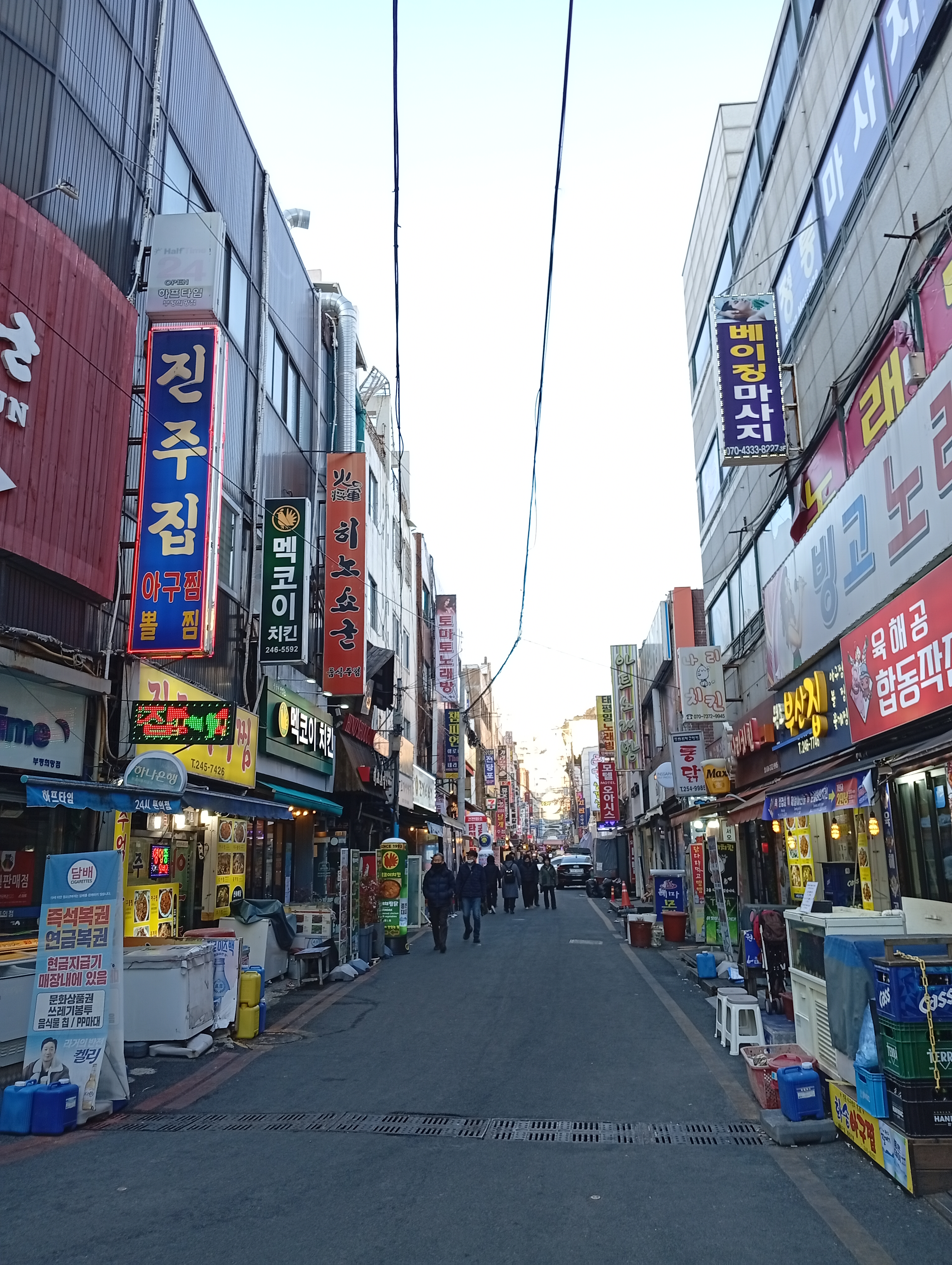 亲子在广场漫步的温馨画面，适合家庭慢游。